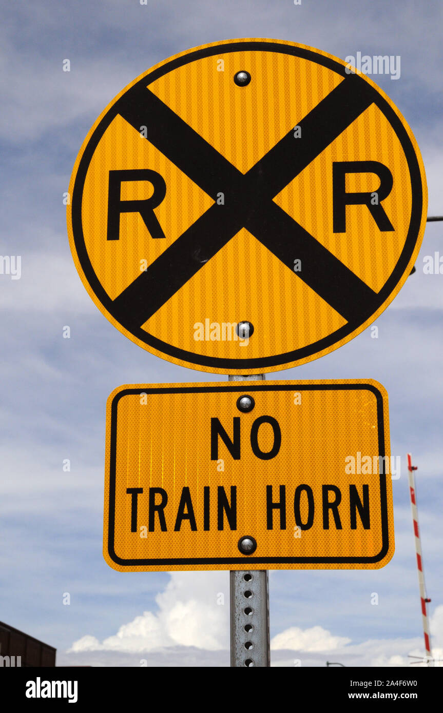 Rail Warnzeichen am Straßenrand in Santa Fe New Mexico USA Stockfoto