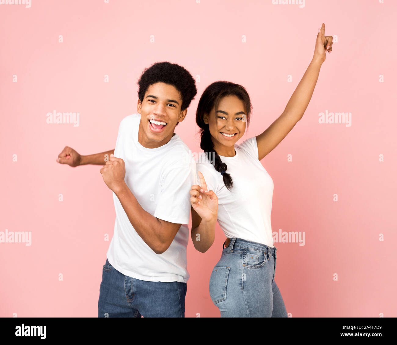 Sweet teen Paar tanzen und täuschen, rosa Hintergrund Stockfoto