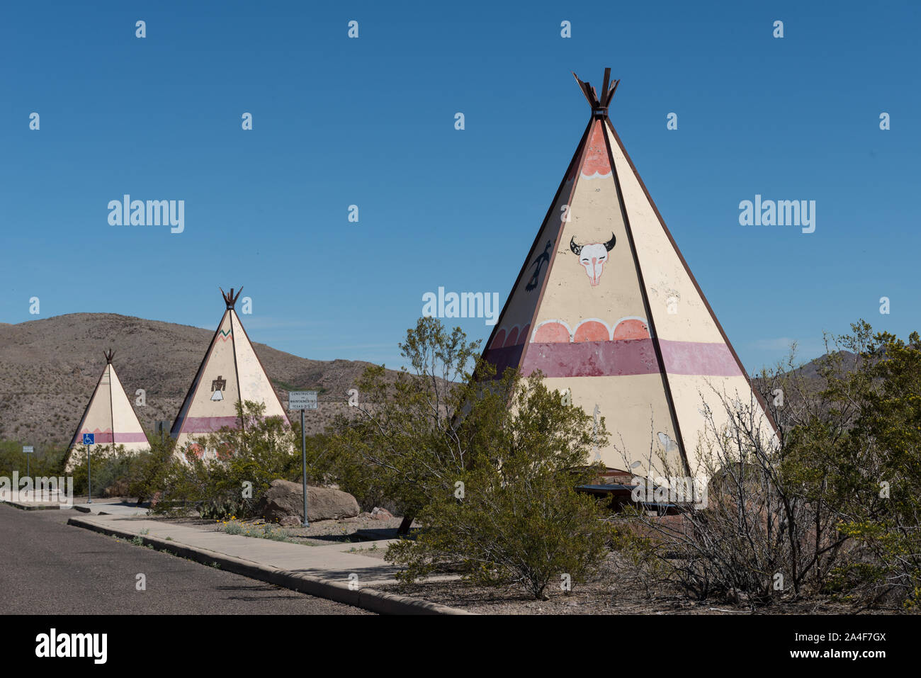 Tipi - themed rest stop in ariden Big Bend Ranch State Park in Brewster County, Texas. Der Park, auch entlang des Rio Grande Flusses gelegen, ist neben dem besser bekannten Big Bend National Park Stockfoto