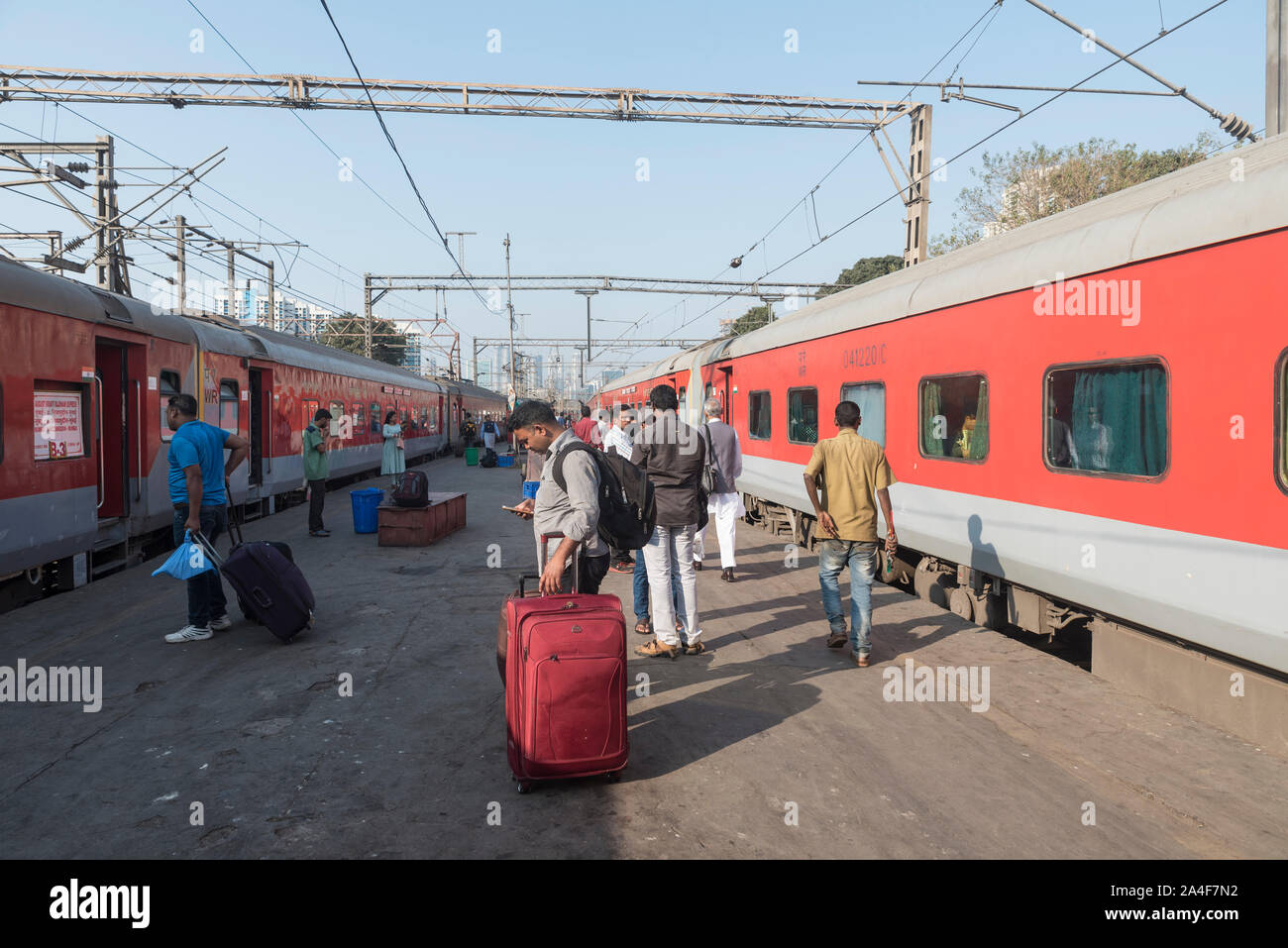 Die Passagiere an Bord des Mumbai Rajdhani Express am Hauptbahnhof in Mumbai in Indien. Stockfoto