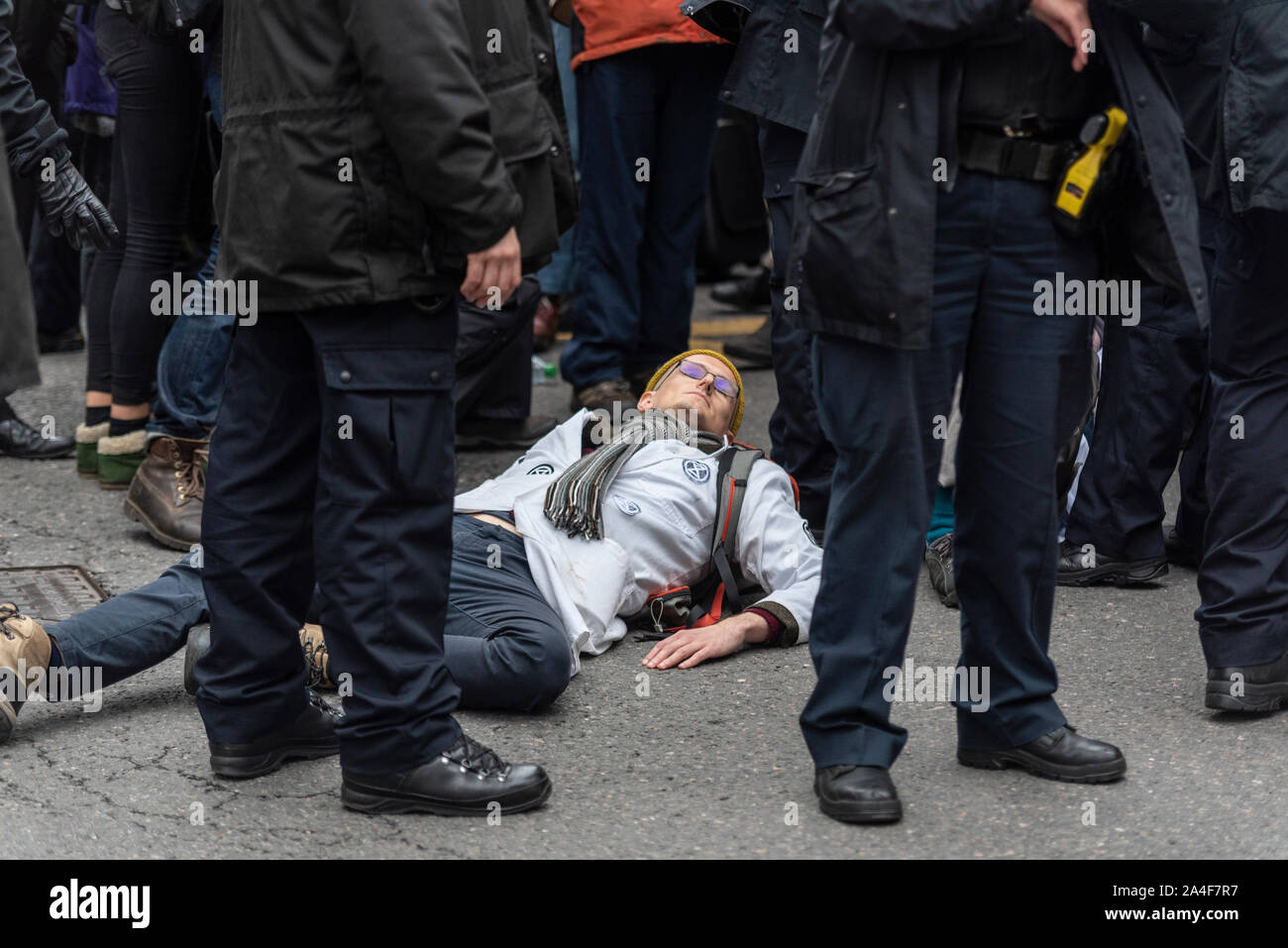 Aussterben Rebellion Klima Demonstranten haben ihre Demonstration gegen ihre Überzeugung der Untätigkeit der Regierung über ökologische Themen trotz Deklaration einer Klima Notfall von einem Ende der London Bridge blockieren. Einige Demonstranten wurden von der Polizei gewaltsam entfernt, damit einige Datenverkehr Stockfoto