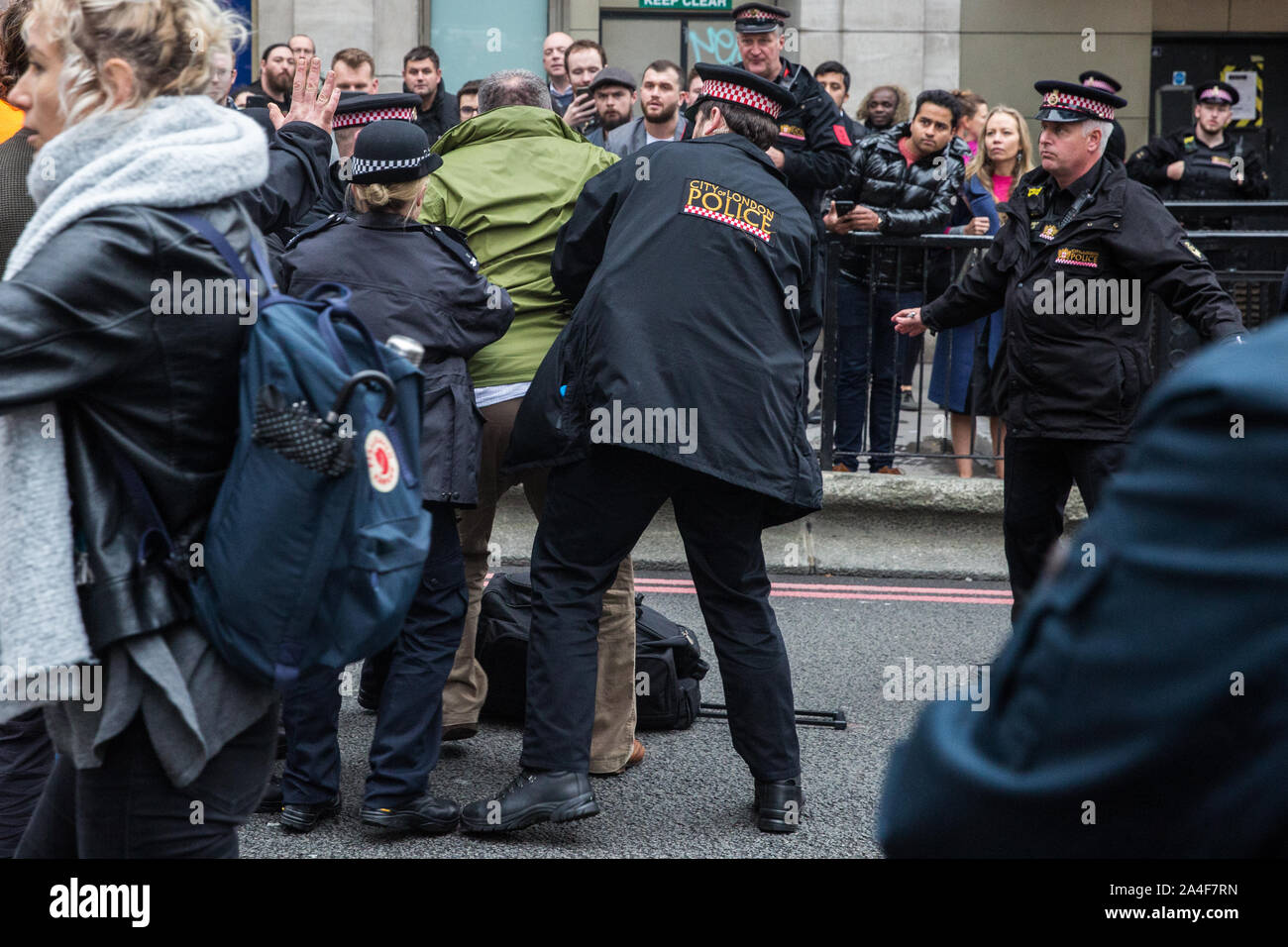 London, Großbritannien. 14. Oktober, 2019. Polizisten angegriffen Verhaftung ein Mann, der ein Klima Aktivist aus Aussterben Rebellion in King William Street und am achten Tag des Internationalen Rebellion Proteste in ganz London. Heute wurden die Aktivitäten rund um die Stadt von Londons Finanzviertel konzentriert. Credit: Mark Kerrison/Alamy leben Nachrichten Stockfoto