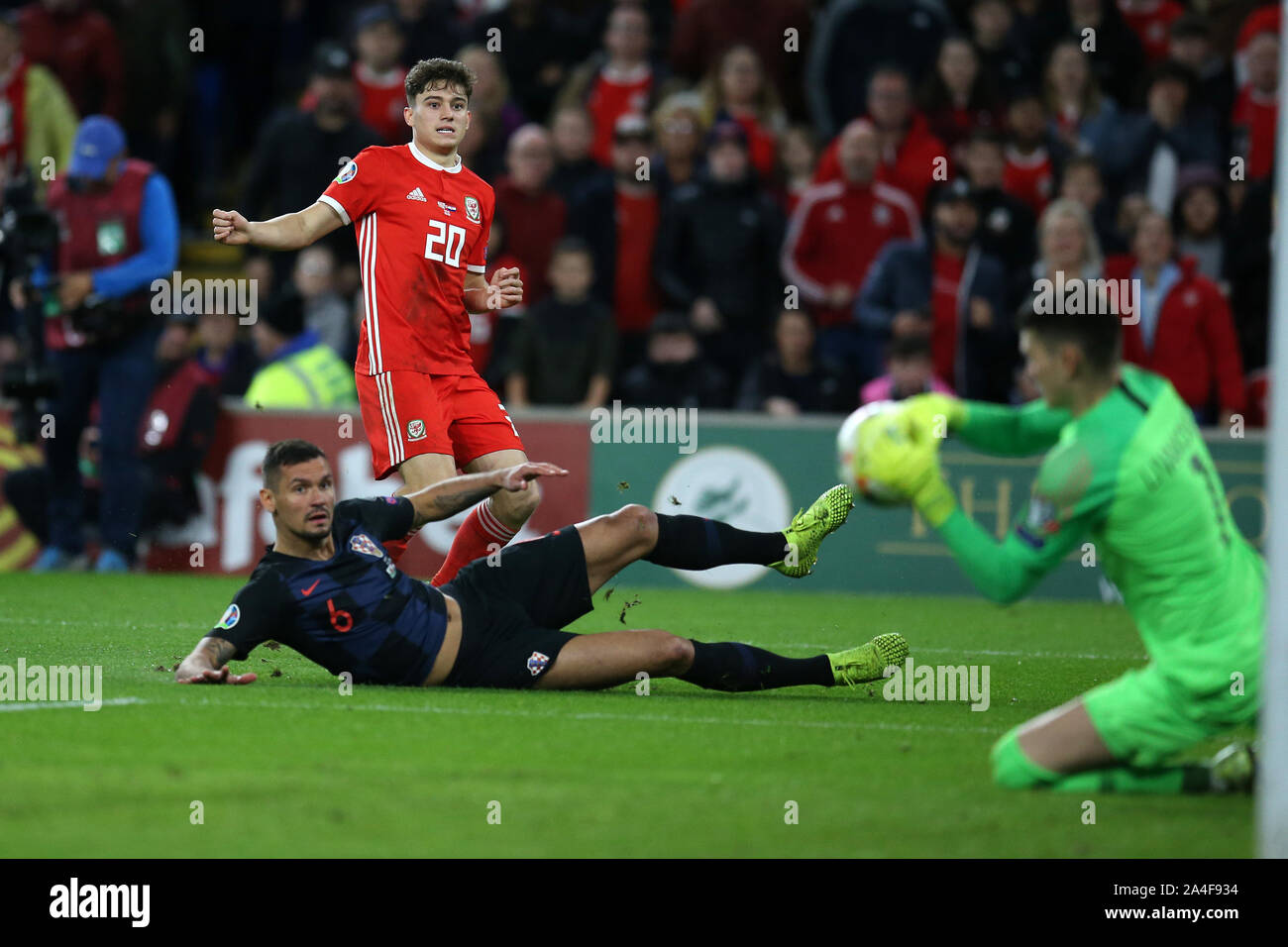 Cardiff, Großbritannien. 13 Okt, 2019. Daniel James von Wales sieht seinen Schuß am Ziel gespeichert von Kroatien Torwart Dominik Livakovic. UEFA Euro 2020 Qualifier match, Wales v Kroatien in Cardiff City Stadium in Cardiff, South Wales am Sonntag, den 13. Oktober 2019. pic von Andrew Obstgarten/Andrew Orchard sport Fotografie/Alamy live Nachrichten Leitartikel nur mit der Credit: Andrew Orchard sport Fotografie/Alamy leben Nachrichten Stockfoto