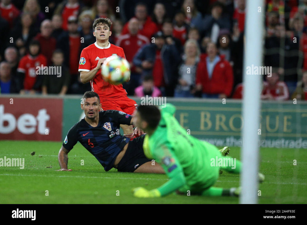 Cardiff, Großbritannien. 13 Okt, 2019. Daniel James von Wales sieht seinen Schuß am Ziel gespeichert von Kroatien Torwart Dominik Livakovic. UEFA Euro 2020 Qualifier match, Wales v Kroatien in Cardiff City Stadium in Cardiff, South Wales am Sonntag, den 13. Oktober 2019. pic von Andrew Obstgarten/Andrew Orchard sport Fotografie/Alamy live Nachrichten Leitartikel nur mit der Credit: Andrew Orchard sport Fotografie/Alamy leben Nachrichten Stockfoto