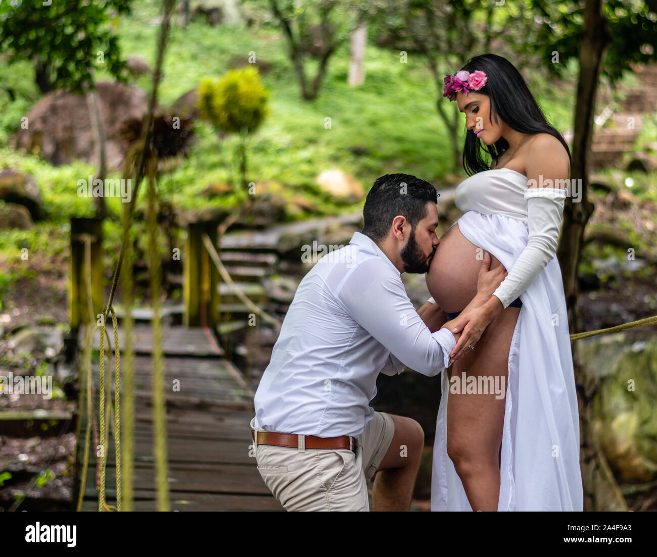 Spanischer Mann küssen und halten seine Frau schwanger Bauch in Guatemala Stockfoto