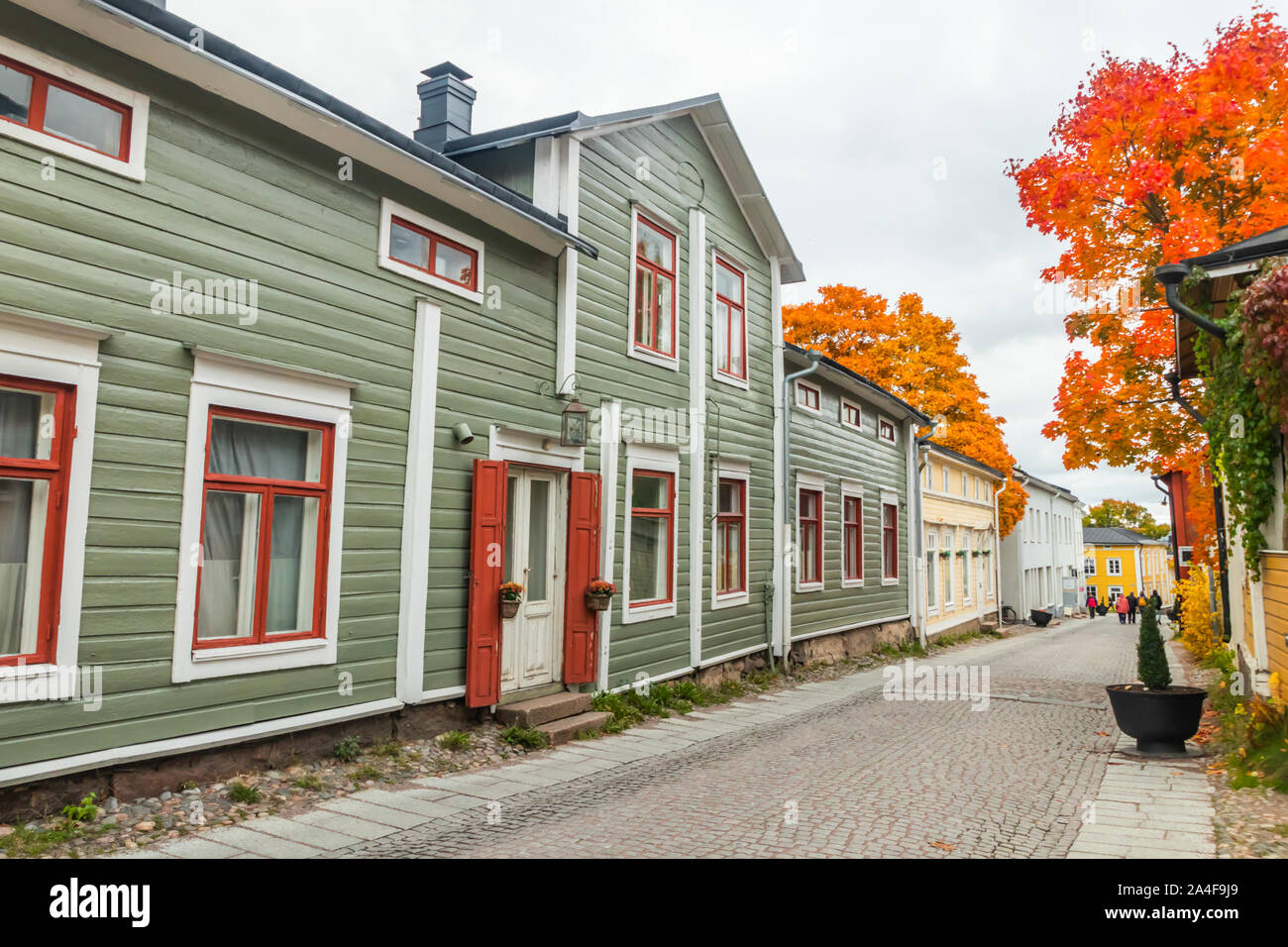 Porvoo, Finnland - 2. Oktober 2019: Straße der alten Porvoo, Finnland. Schöne Stadt Herbst Landschaft mit bunten Holzhäusern. Stockfoto