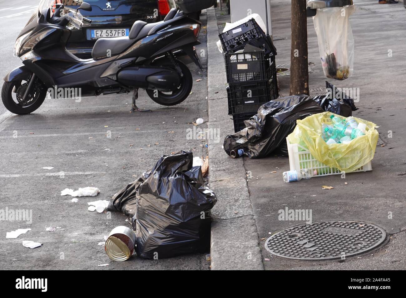 Nicht abgeholte Abfälle, die auf einer Straße in Rom, Italien Stockfoto