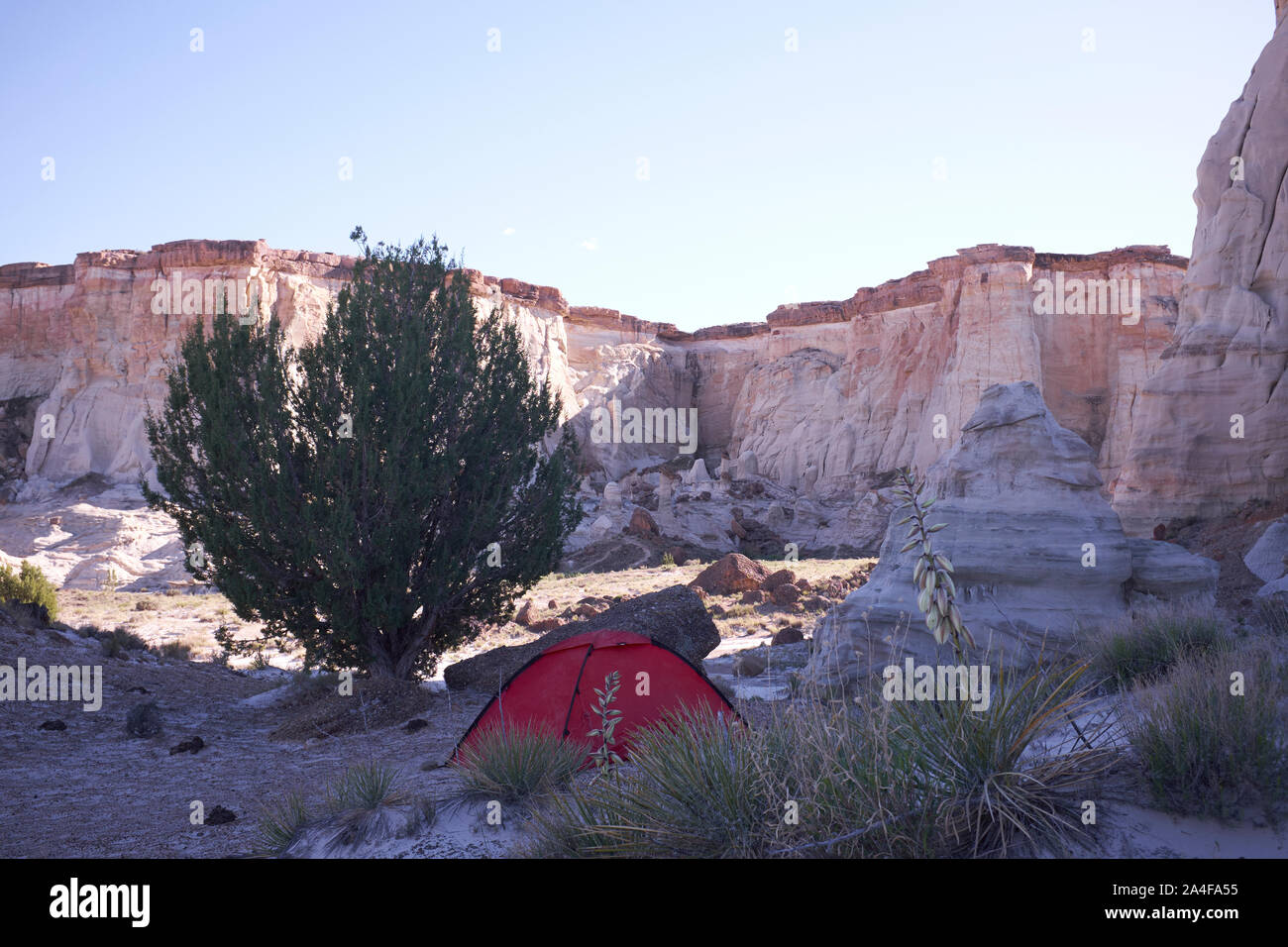 Zelten in der Wüste auf Wahweap Hoodoos im Grand Staircase Escalante National Park, Utah, USA Stockfoto