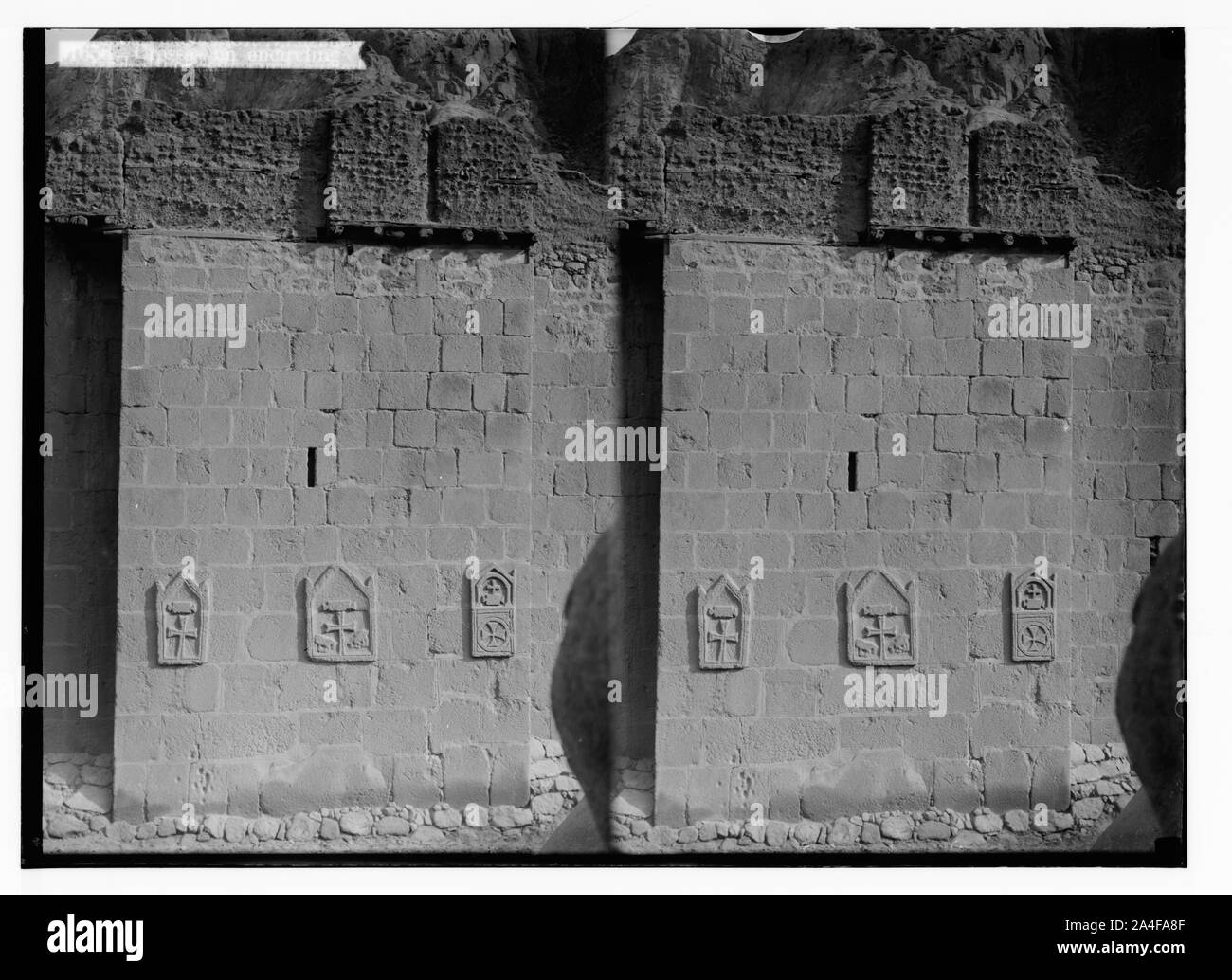 Zum Sinai, über das Rote Meer, Tor, und Wady Hebran. Kreuze auf umlaufende Wand [Kloster St. Katharina]. Stockfoto
