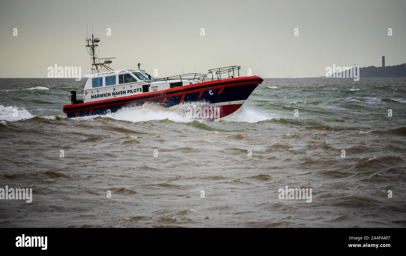 Harwich Hafen Piloten - Harwich und Felixstowe Hafenlotsen boote Köpfe heraus ein Pilot einen ankommenden Container schiff zu liefern Stockfoto