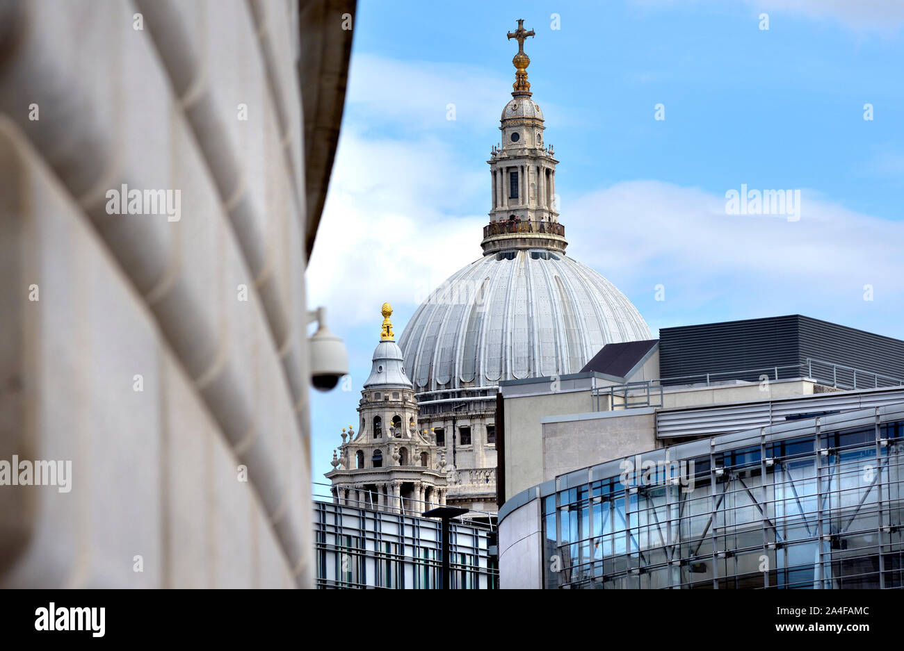 London, England, UK. Die St Paul's Kathedrale aus dem Unileve (links) hinter der modernen Büros gesehen Stockfoto