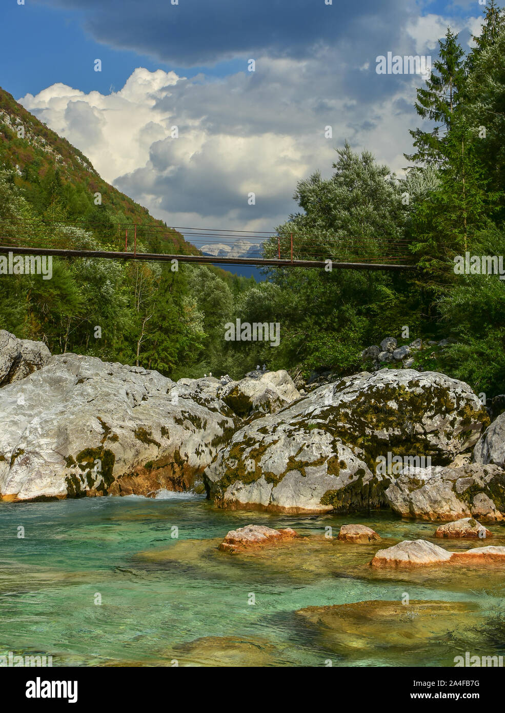 Vertikale Foto des schönen und sauberen Fluss Soca in Slowenien genannt. Im August. Die smaragdgrüne Soča ist der schönste Fluss in Slowenien. Stockfoto