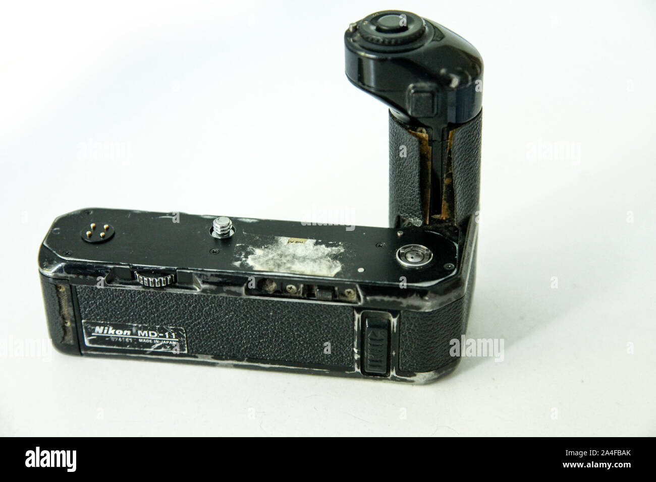 Eine verschlissen, zerschlagene Nikon MD 11 Motorantrieb, auf FM und FE Winkelköpfe Kameras verwendet wird. Stockfoto