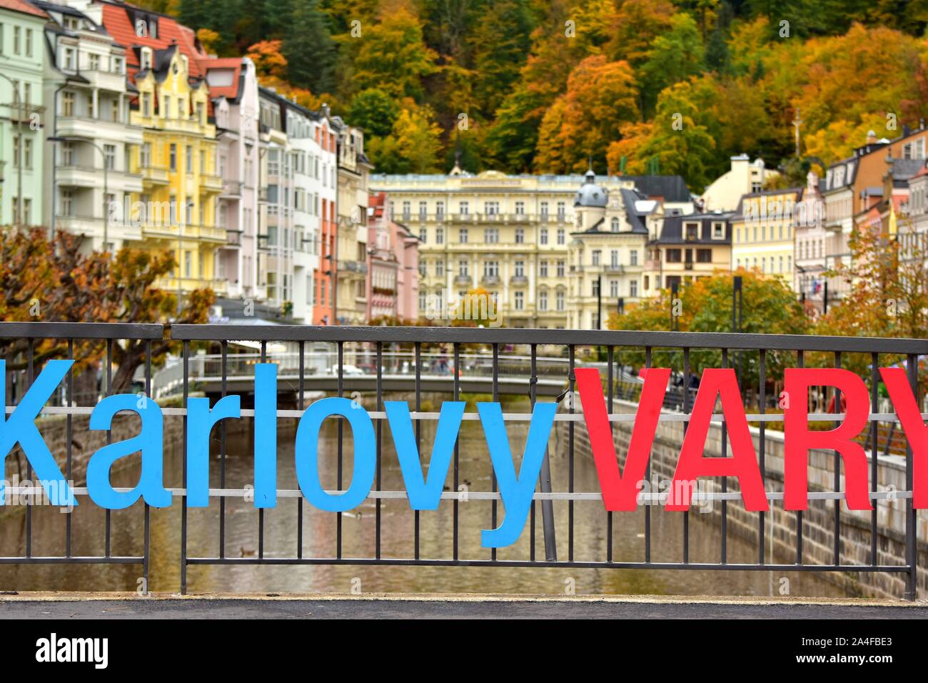 Kleine Stadt in der Tschechoslowakei. Im Herbst. Kurort. Stadt Karlovy Vary, Oktober 2017. Stockfoto