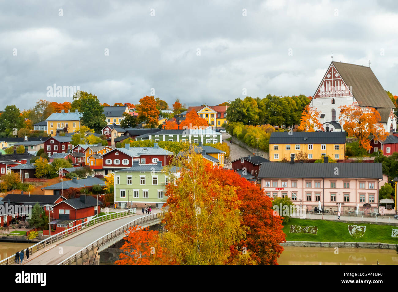 Auf die Altstadt von Porvoo, Finnland. Schöne Stadt Herbst Landschaft mit Porvoo Cathedral und bunten Holzhäusern. Stockfoto