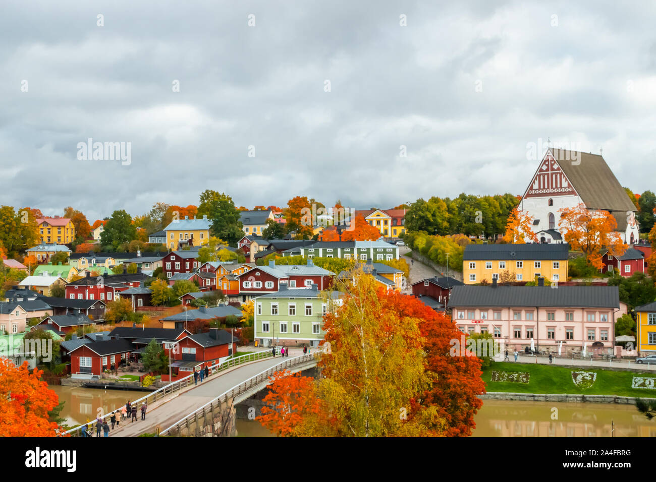 Auf die Altstadt von Porvoo, Finnland. Schöne Stadt Herbst Landschaft mit Porvoo Cathedral und bunten Holzhäusern. Stockfoto