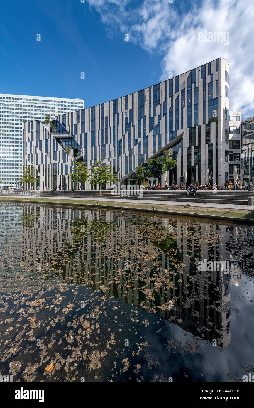 Kö-Bogen Shopping Center und Breuninger Kaufhaus in Düsseldorf, Deutschland. Durch polnische Architekten Daniel Libeskind entworfen, Eröffnung im Jahr 2014. Stockfoto