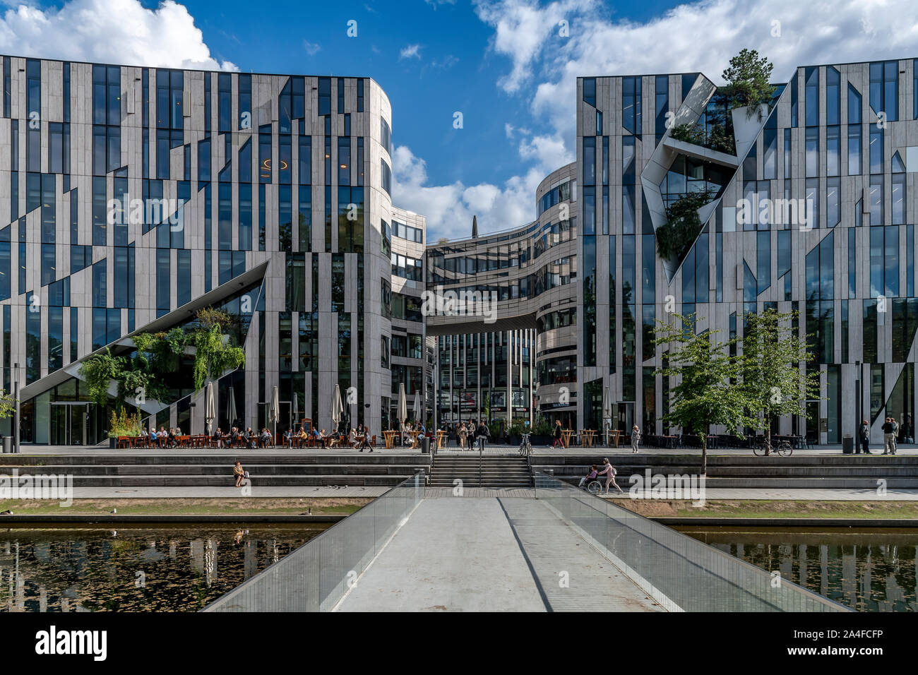 Kö-Bogen Shopping Center und Breuninger Kaufhaus in Düsseldorf, Deutschland. Durch polnische Architekten Daniel Libeskind entworfen, Eröffnung im Jahr 2014. Stockfoto