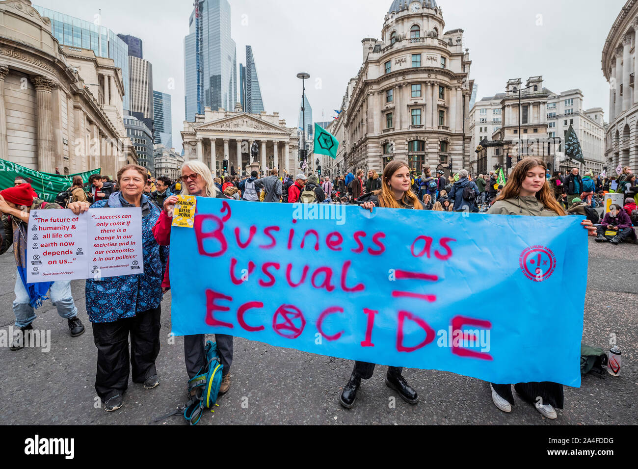 London, Großbritannien. 14 Okt, 2019. Demonstranten ziehen in das Financial Center durch die Blockade der Kreuzung bei der Bank - Der sechste Tag der Ausrottung Rebellion Oktober Aktion die Straßen in Central London blockiert hat. Sie sind einmal hervorheben, das Klima, mit der Zeit den Planeten vor einer Klimakatastrophe zu speichern. Dies ist Teil der laufenden ER und andere Proteste zu handeln, die von der britischen Regierung auf die "klimakrise" verlangen. Die Aktion ist Teil einer international koordinierten protestieren. Credit: Guy Bell/Alamy leben Nachrichten Stockfoto