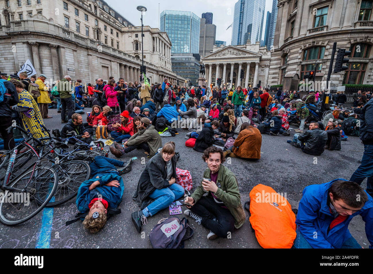 London, Großbritannien. 14 Okt, 2019. Demonstranten ziehen in das Financial Center durch die Blockade der Kreuzung an Bank" - Der sechste Tag der Ausrottung Rebellion Oktober Aktion die Straßen in Central London blockiert hat. Sie sind einmal hervorheben, das Klima, mit der Zeit den Planeten vor einer Klimakatastrophe zu speichern. Dies ist Teil der laufenden ER und andere Proteste zu handeln, die von der britischen Regierung auf die "klimakrise" verlangen. Die Aktion ist Teil einer international koordinierten protestieren. Credit: Guy Bell/Alamy leben Nachrichten Stockfoto