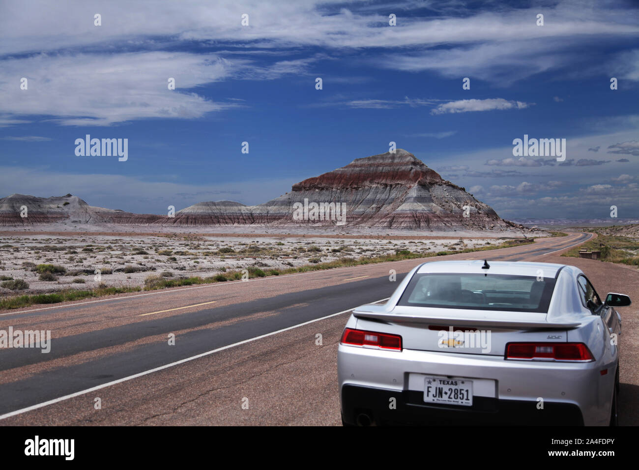 Arizona, USA, landschaftlich reizvolle Ansicht der Chinle Formation, einem Berg gestapelter Schichten durch die Zeit mit dem Chevrolet Camaro Auto in der Wüste, Route 66 2015 Stockfoto