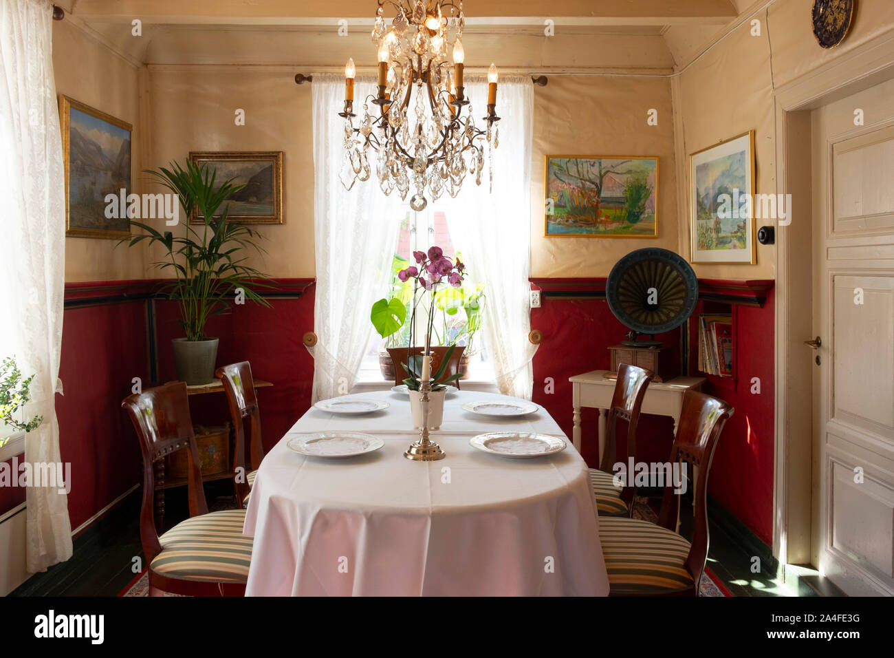 Eine klassische formale Speisesaal im Hotel Walaker, Solvorn, Lustra Fjord, Vestlandet, Norwegen Stockfoto