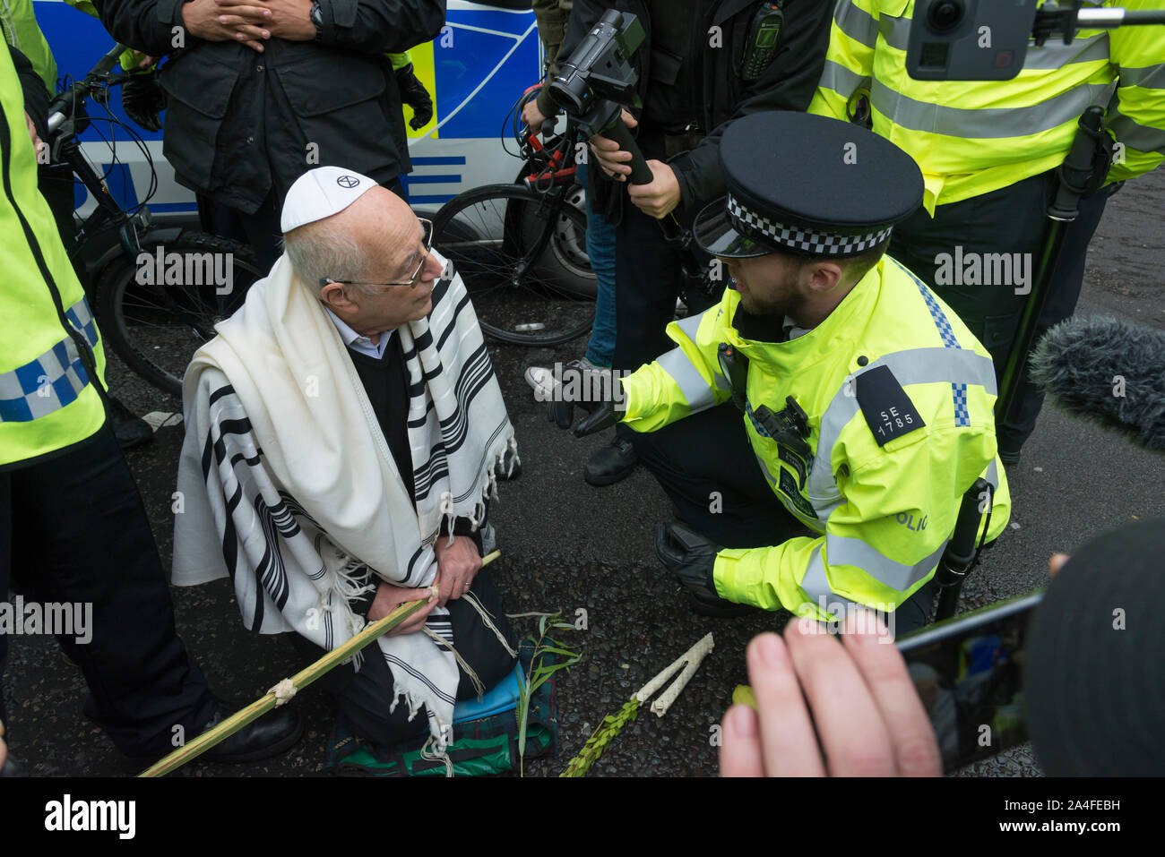 Rabbi am Aussterben Rebellion, London festgenommen Stockfoto