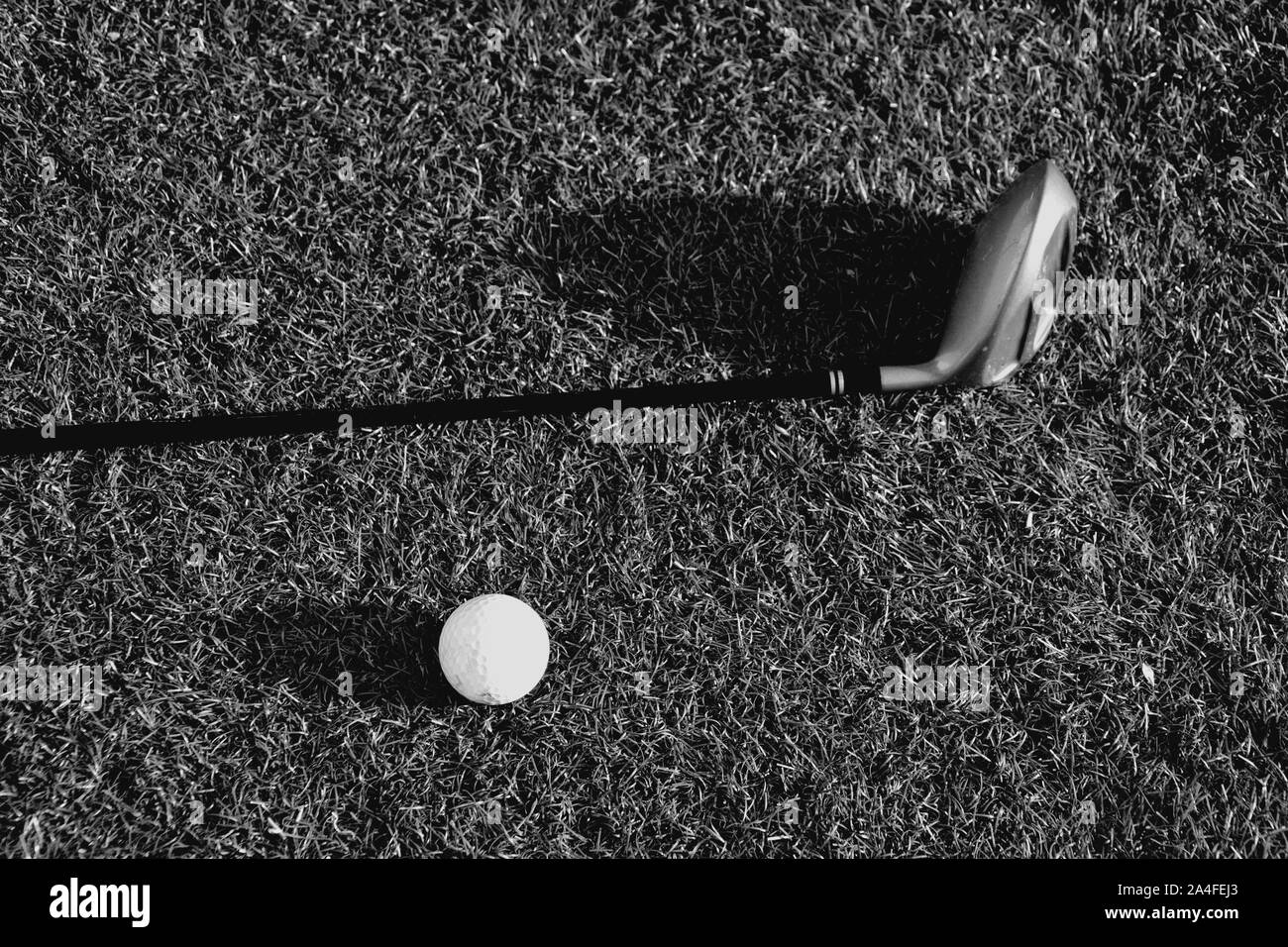 Stick mit einer Kugel auf einem künstlichen Golfplatz Stockfoto