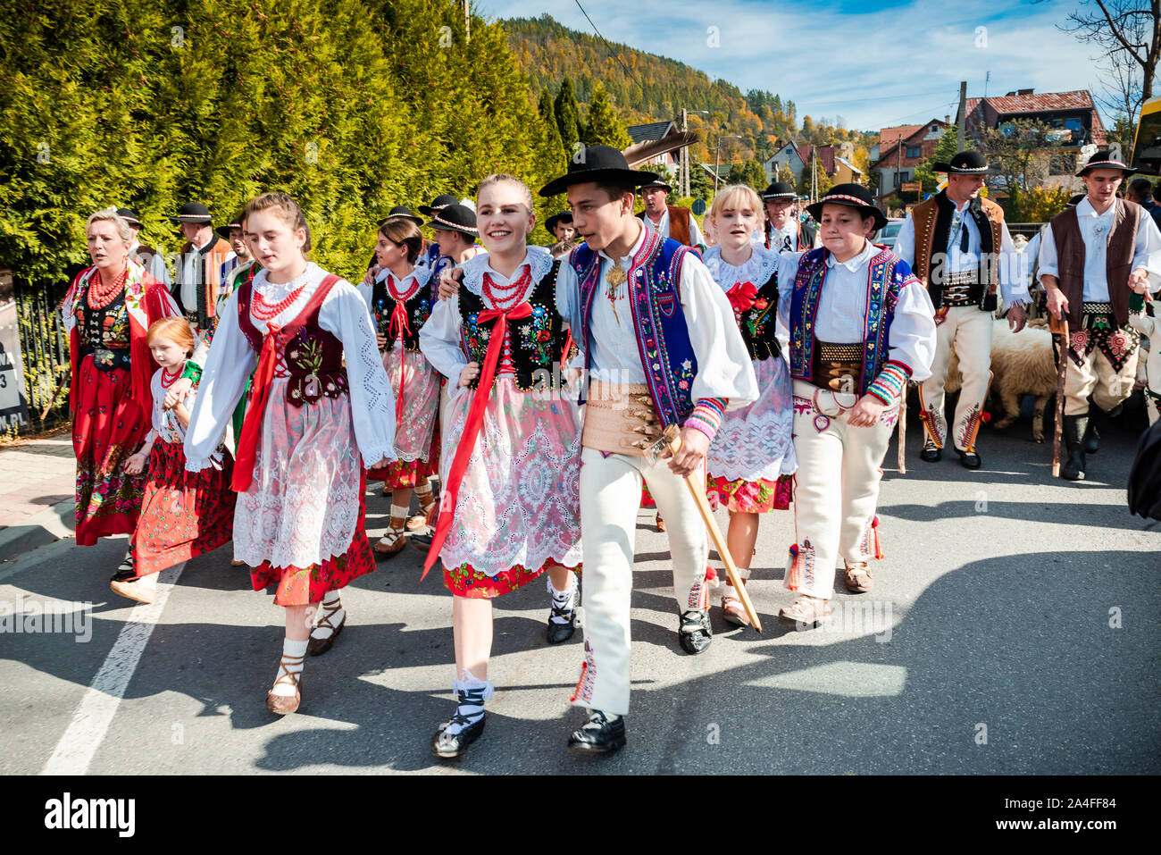 SZCZAWNICA, Polen - Oktober 12, 2019: Polnische Hirten in traditionelle Festliche Kleidung führende Schafe durch das Dorf. Feiern "redyk" Tag, an dem Sie Stockfoto