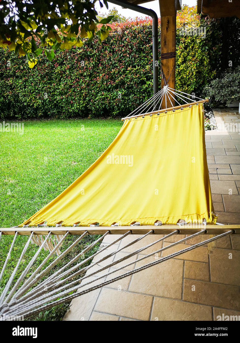 Gelb Hängematte im Garten eines Landhauses. Stockfoto