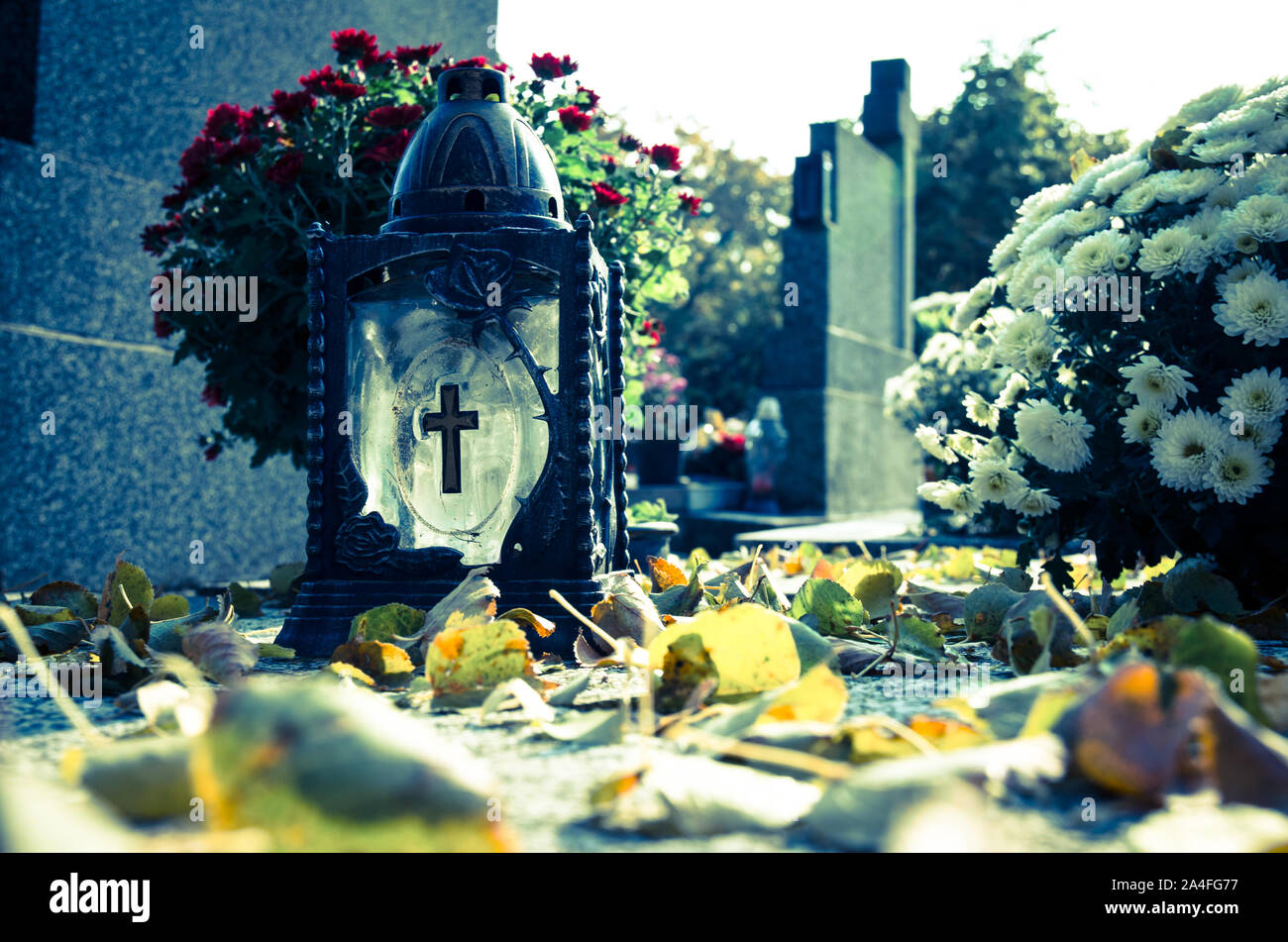 Laterne mit Kerze auf dem Grab auf dem Friedhof Stockfotografie