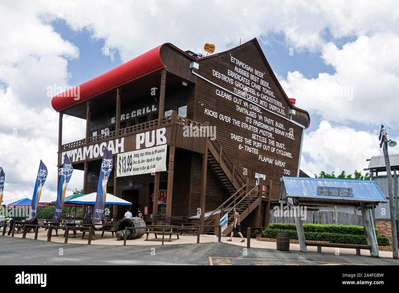 Die Etamogah Pub gestaltet wie ein Cartoon Gebäude an Aussie World aus dem Bruce Highway in der Nähe von wangaratta an der Sunshine Coast in Queensland, Australi Stockfoto