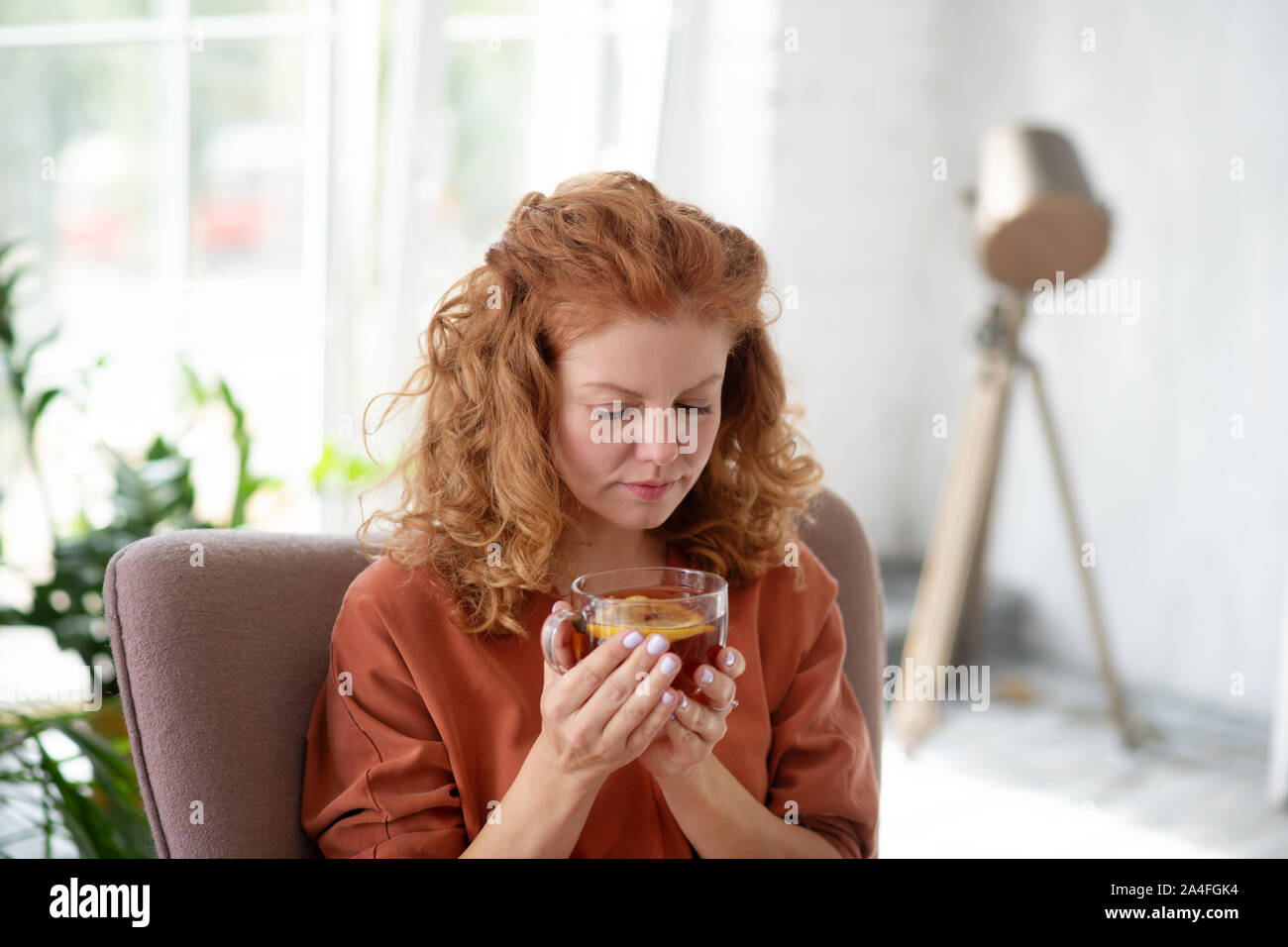 Frau mit Tasse heißen Kaffee, während Sie kalt Stockfoto