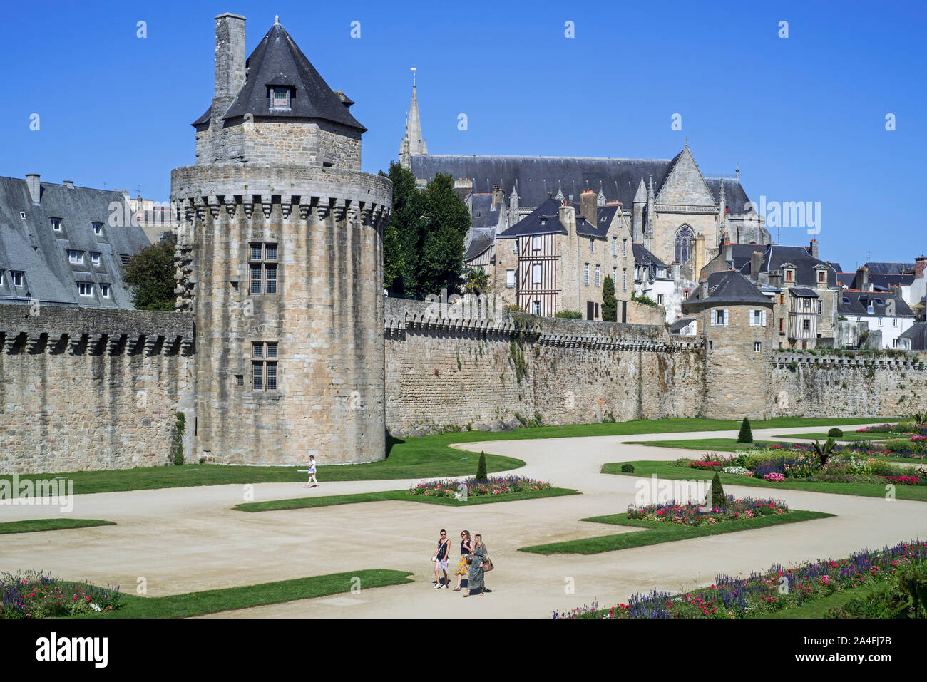 Mittelalterliche Stadtmauer/Befestigungsmauern und das 15. Jahrhundert Tour du Connetable in der Stadt Vannes, Morbihan, Bretagne, Frankreich Stockfoto