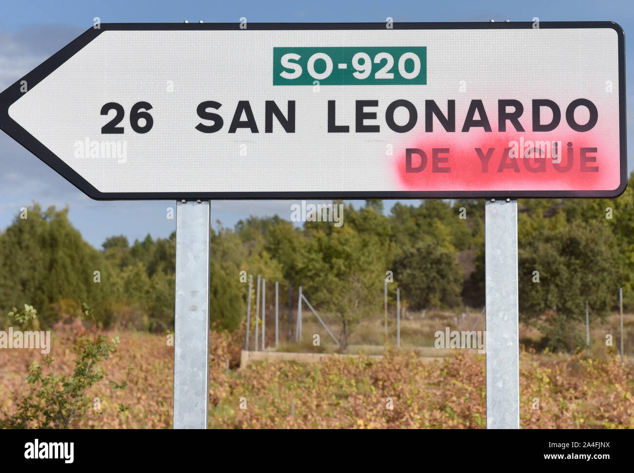 Oktober 12, 2019, Sotos del Burgo, Spanien: ein Ortsschild von San Leonardo de YagÃ¼e (L) in der Nähe der kleinen Ortschaft Sotos del Burgo.. Trotz des spanischen Gesetz des historischen Gedächtnisses gesehen verbietet es an öffentlichen Orten oder Personen, San Leonardo de Yague ist einer von acht spanischen Städte, die noch Namen mit Referenzen an die Ehemaligen der spanischen Diktatur. Juan Yague y Blanco war eine Spanische Armee Offizier während des Spanischen Bürgerkriegs, als eines der wichtigsten nationalen Seite. (Bild: © John milner/SOPA Bilder über ZUMA Draht) Stockfoto