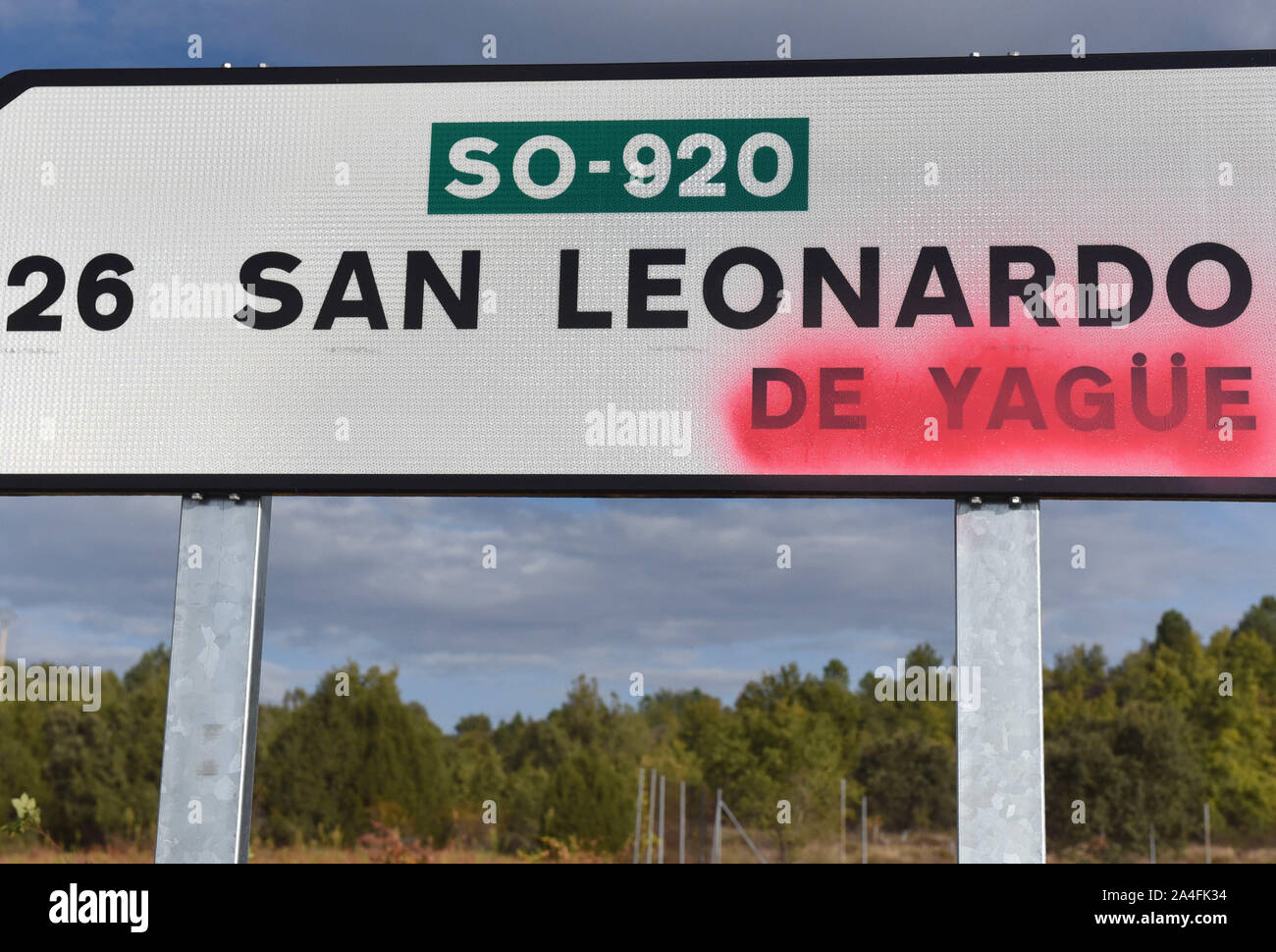 Oktober 12, 2019, Sotos del Burgo, Spanien: ein Ortsschild von San Leonardo de YagÃ¼e (L) in der Nähe der kleinen Ortschaft Sotos del Burgo.. Trotz des spanischen Gesetz des historischen Gedächtnisses gesehen verbietet es an öffentlichen Orten oder Personen, San Leonardo de Yague ist einer von acht spanischen Städte, die noch Namen mit Referenzen an die Ehemaligen der spanischen Diktatur. Juan Yague y Blanco war eine Spanische Armee Offizier während des Spanischen Bürgerkriegs, als eines der wichtigsten nationalen Seite. (Bild: © John milner/SOPA Bilder über ZUMA Draht) Stockfoto