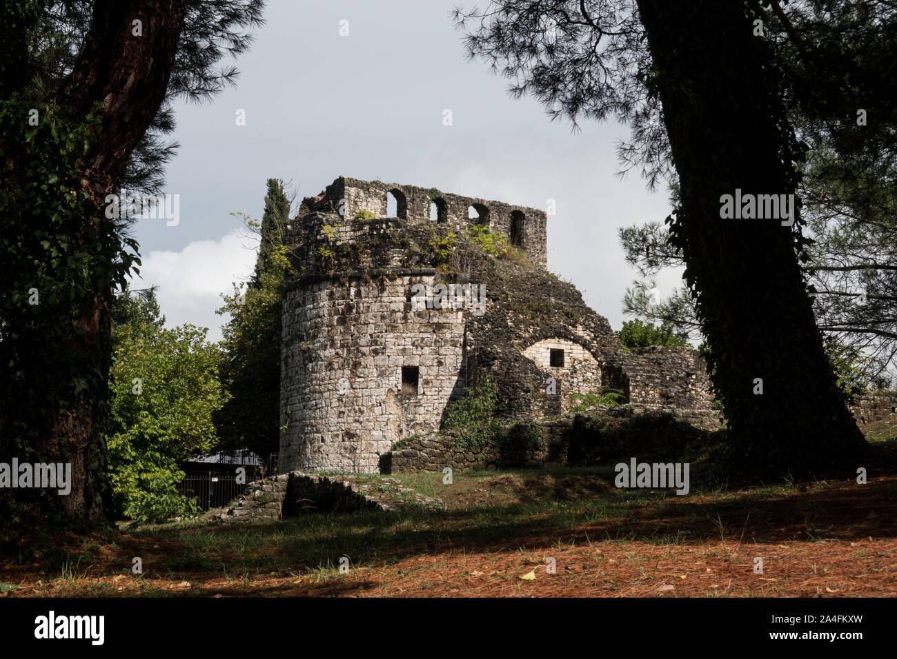 Der Grünkohl, die Innere Festung, wurde komplett umgebaut, unter Ali Pascha (1788) und wurde von der Herrscher. Die Ioannina Schloss ist die befestigte Altstadt der Stadt Ioannina. Derzeitige Festung Termine für den Wiederaufbau unter Ali Pasha im späten Osmanischen Periode und beinhaltet bereits bestehender Byzantinischen und antiken griechischen Elementen. Ioannina ist die Hauptstadt und größte Stadt von Ioannina regionale Einheit und von Epirus, eine administrative Region im nordwesten Griechenlands. Stockfoto