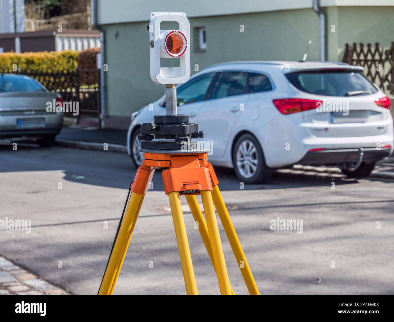 Vermessungstechnik auf einer Straße Stockfoto