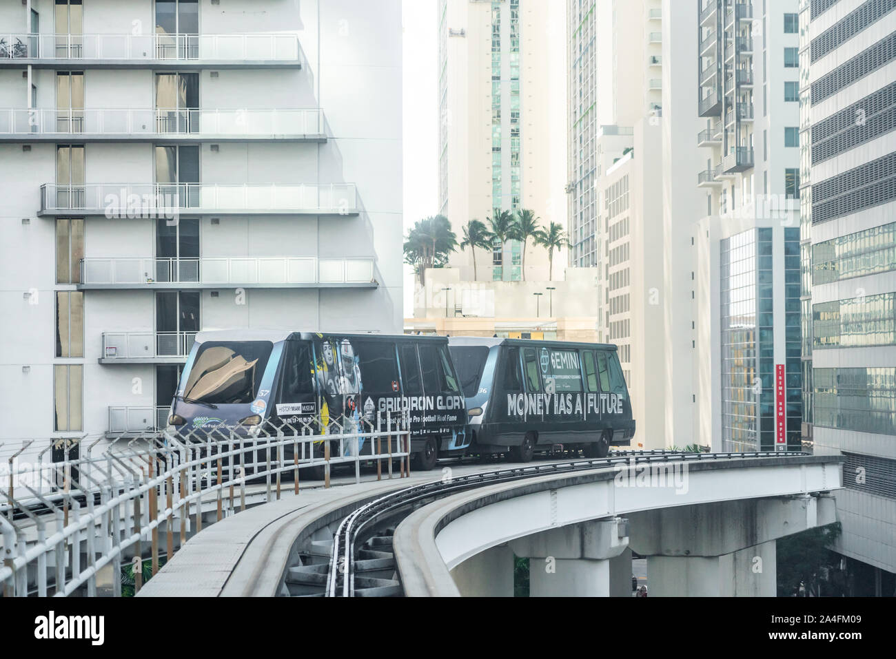 MIAMI, USA - 10. September 2019: Metro Mover Zug auf dem Bahnhof in der Innenstadt von Miami. Metro Mover ist der automatische Transport System in Miami Stockfoto
