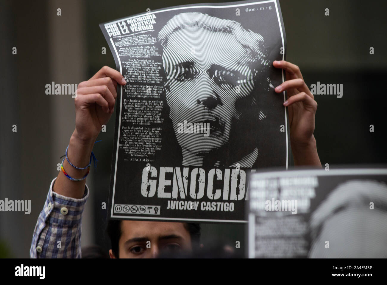 Plakate gegen den ehemaligen Präsidenten Alvaro Uribe Stockfoto