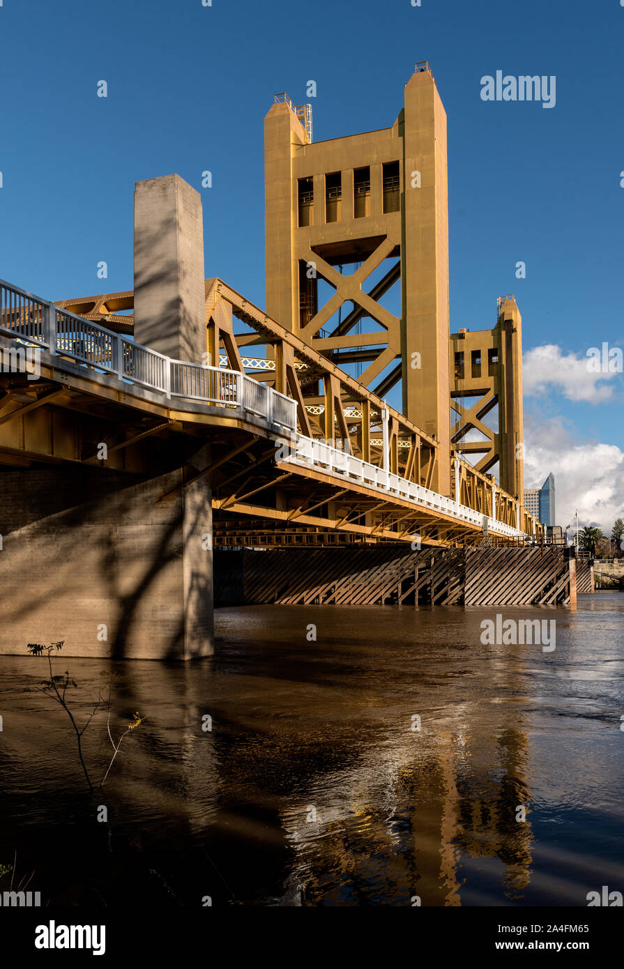 Die Tower Bridge ist ein vertikaler Aufzug Brücke über den Sacramento River und verbindet West Sacramento in Yolo County im Westen, mit der Hauptstadt von Kalifornien, Sacramento, Sacramento County im Osten Stockfoto