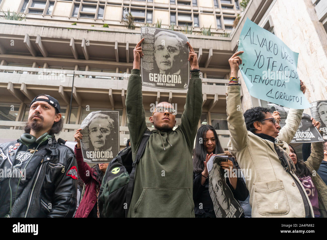 Die Menschen halten Plakate gegen den ehemaligen Präsidenten Alvaro Uribe Stockfoto