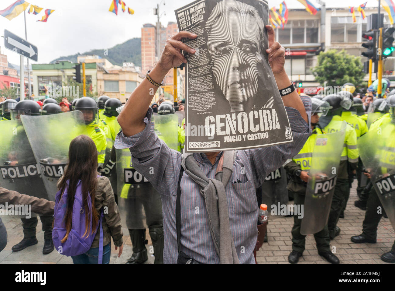 Die Menschen halten Plakate gegen den ehemaligen Präsidenten Alvaro Uribe Stockfoto