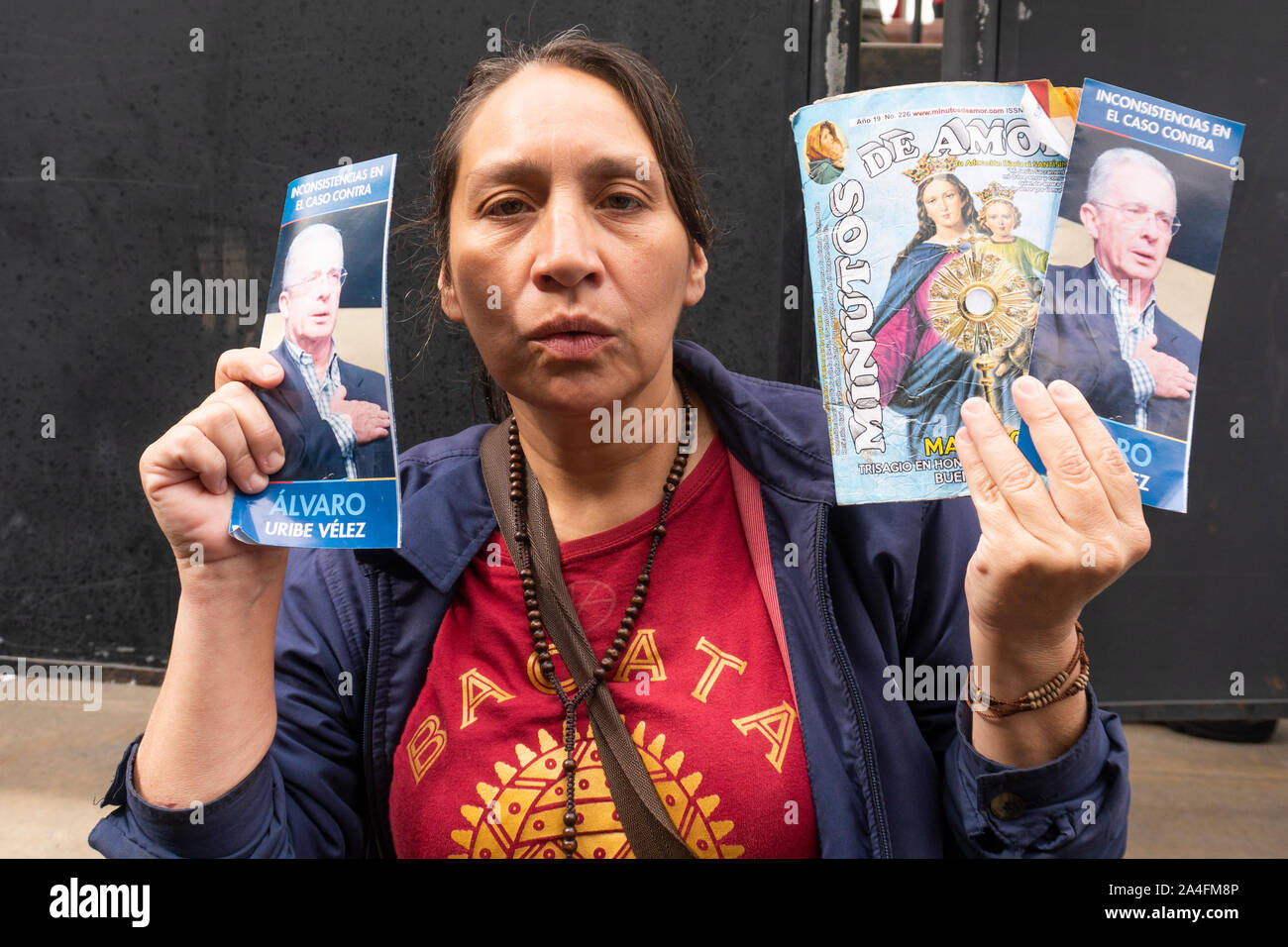 Ein Unterstützer hält in seinen Händen Fotos des ehemaligen Präsidenten Alvaro Uribe Stockfoto