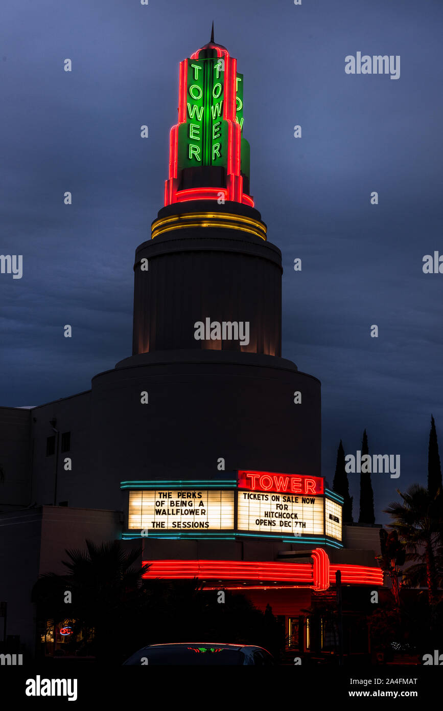 Tower Theater, ein Sacramento Wahrzeichen, im Jahre 1938 erbaute, das berühmt ist für seine neon zeigt Stockfoto