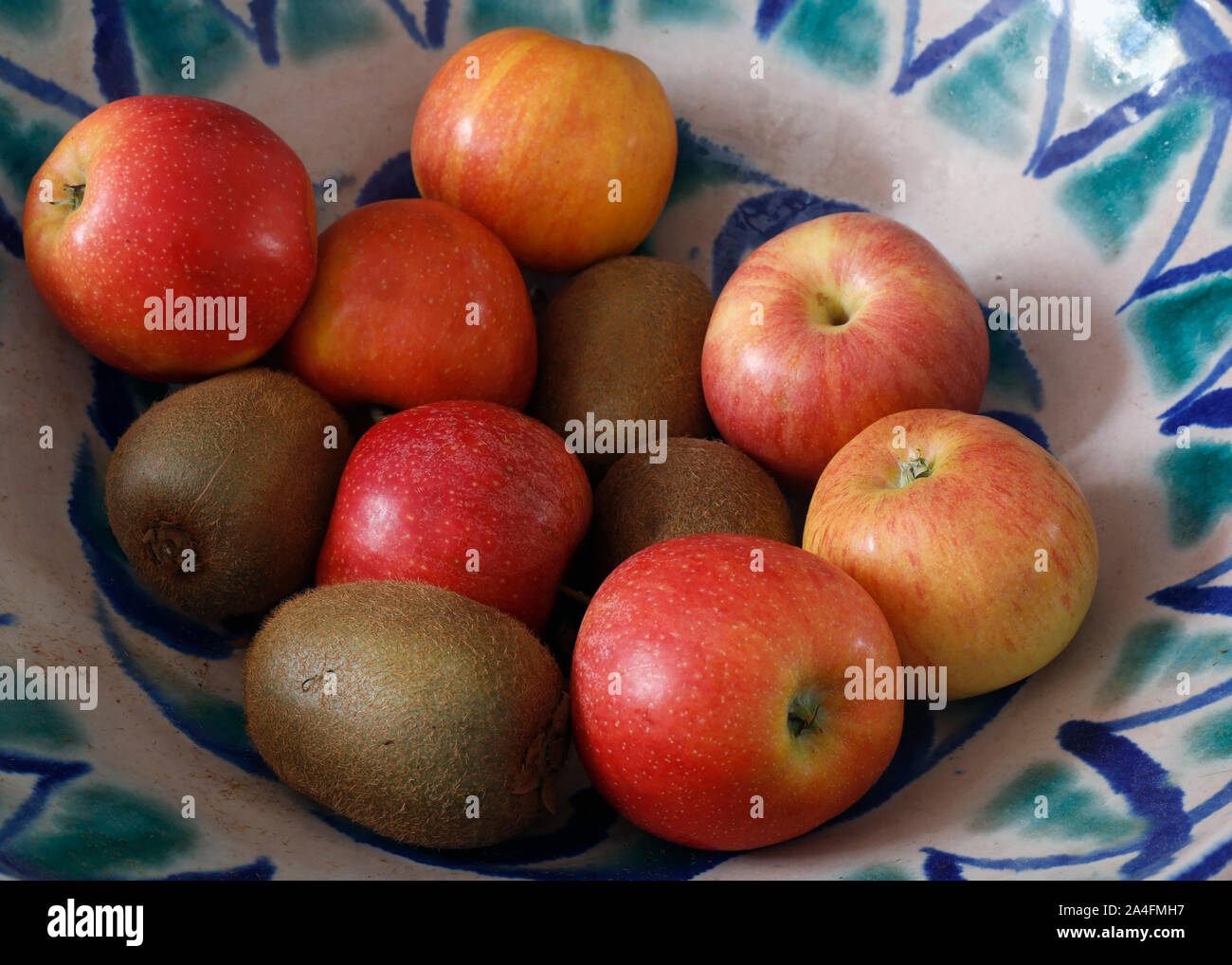 Schale mit Obst. Äpfel und Kiwis. Stockfoto