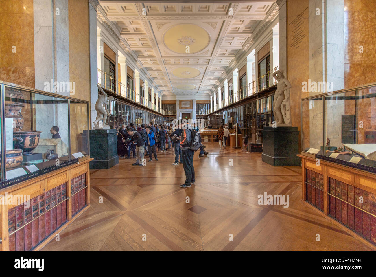 Der Innenraum des British Museum mit griechischen Antiquitäten und Menschen Stockfoto