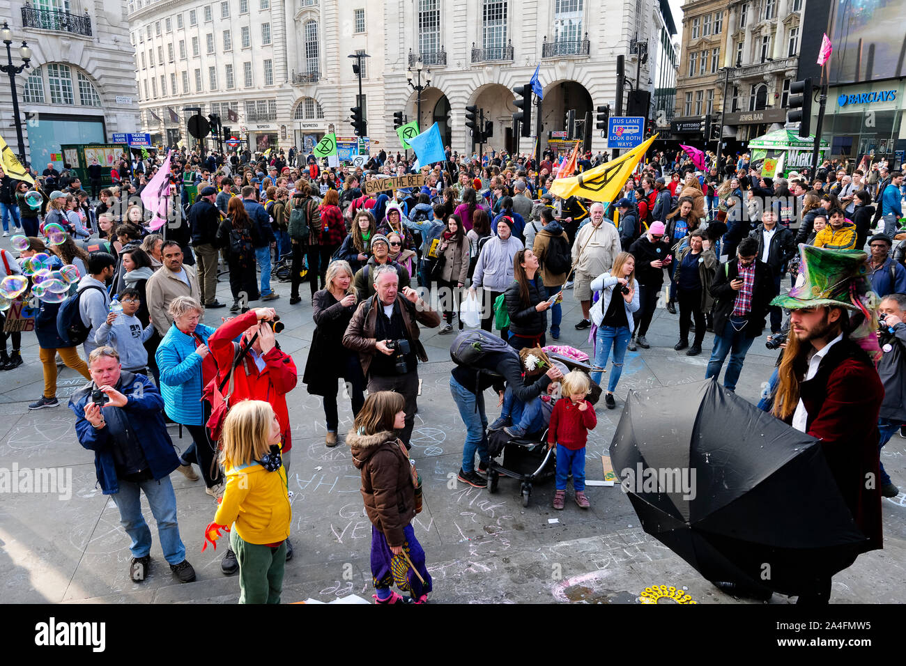 London, Großbritannien. London kommt zum Erliegen, als Protestierende mit dem Extinction Rebellion die Straßen bedrängen. Stockfoto