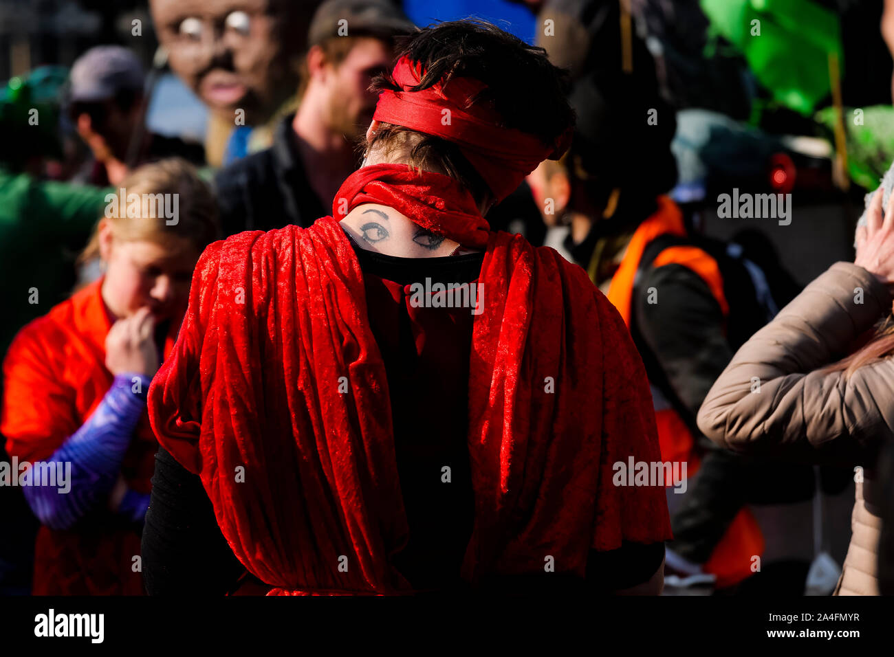 London, Großbritannien. Ein Protestler mit einem Paar Augen, die auf dem Nacken beim Extinction Rebellion Protest im Oxford Circus tätowierte. Stockfoto