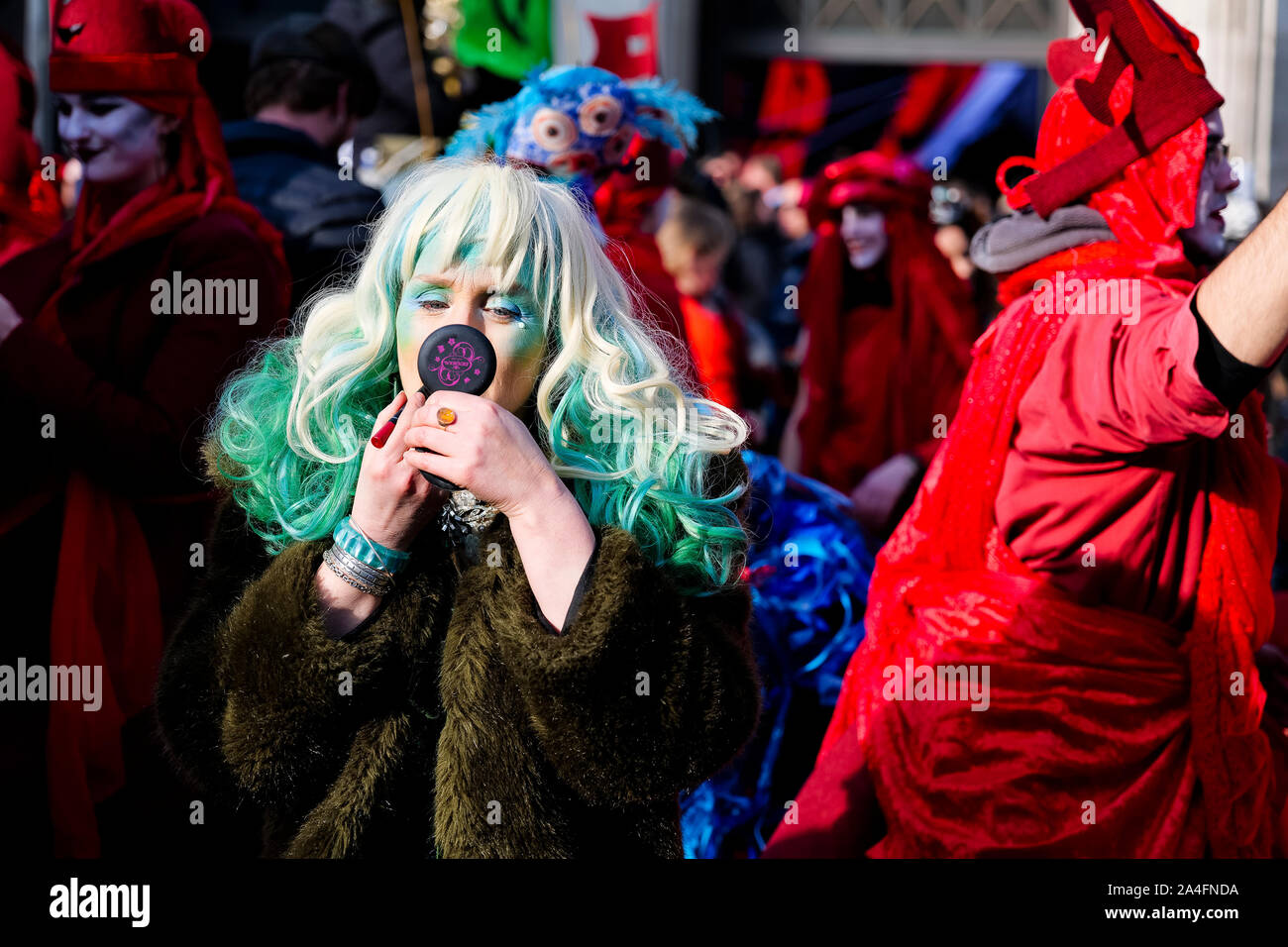 London, Großbritannien. Ein Protestler bringt Make-up im Oxford Circus zum tragen, da London zum Erliegen kommt, während Protestler mit dem Extinction Rebellion Protest die Massen Stockfoto